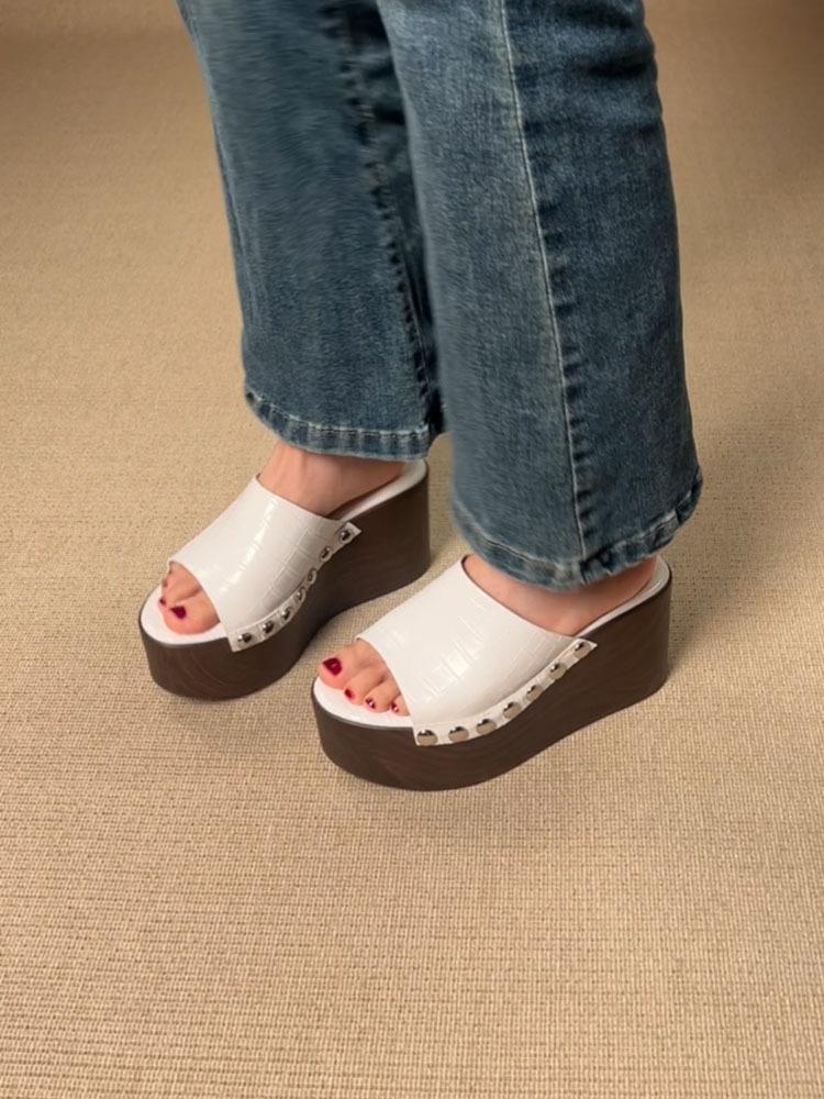 Мода 2025 новые сандалии с заклепками, с животным узором, верхняя одежда, пляжные, с текстурой дерева, на толстой подошве, клиновидном каблуке, сандалии на одно слово для женщин