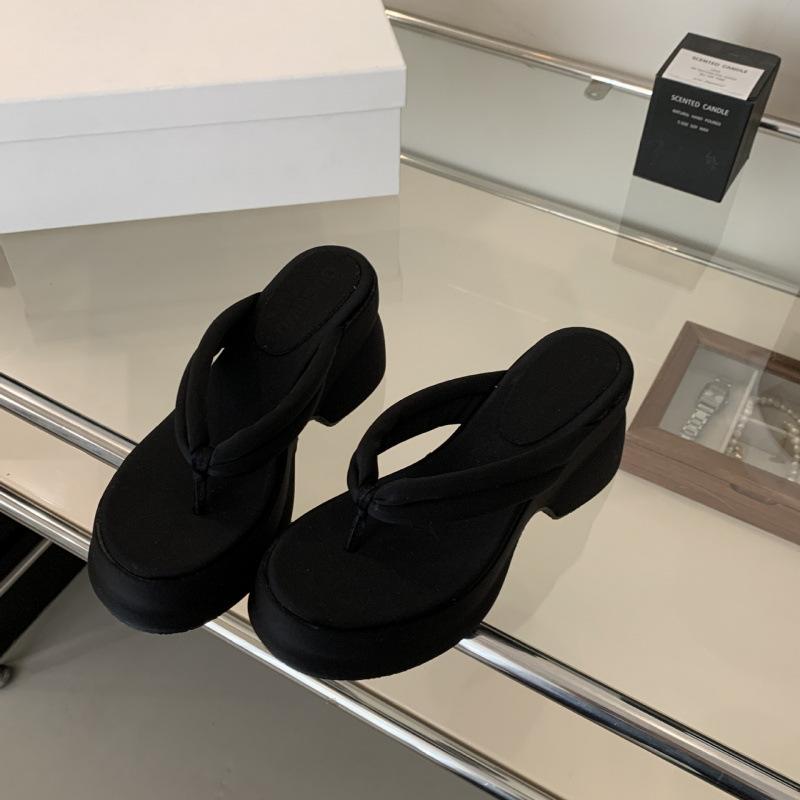 Французские шлепанцы на толстой подошве женские 2025 новые серебристые холодные тапочки, летняя одежда пляжные сандалии