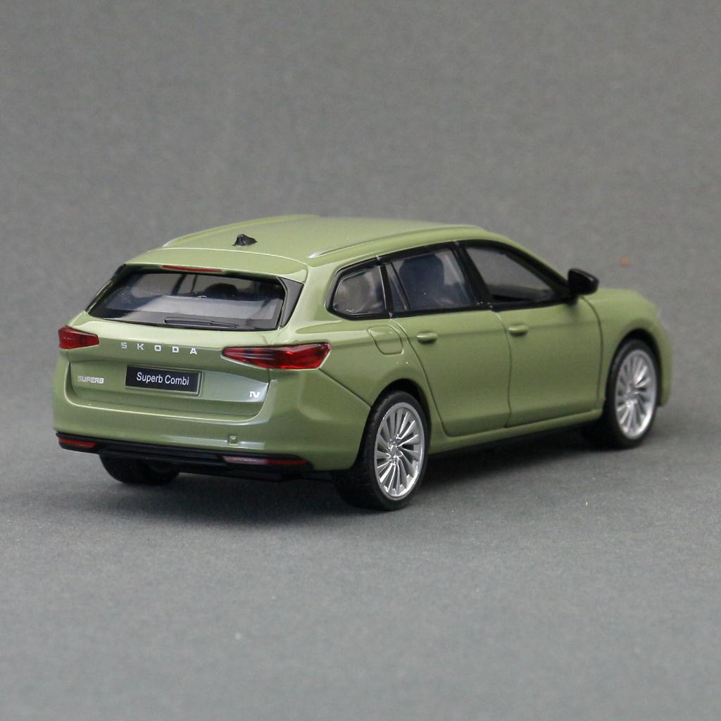 CXUX8 1:35 SKODA SUPERB Combi IV Универсал из сплава Модель автомобиля Литьевой металл Металлические транспортные средства Модель автомобиля Звук Свет Симуляция Детские игрушки Подарок