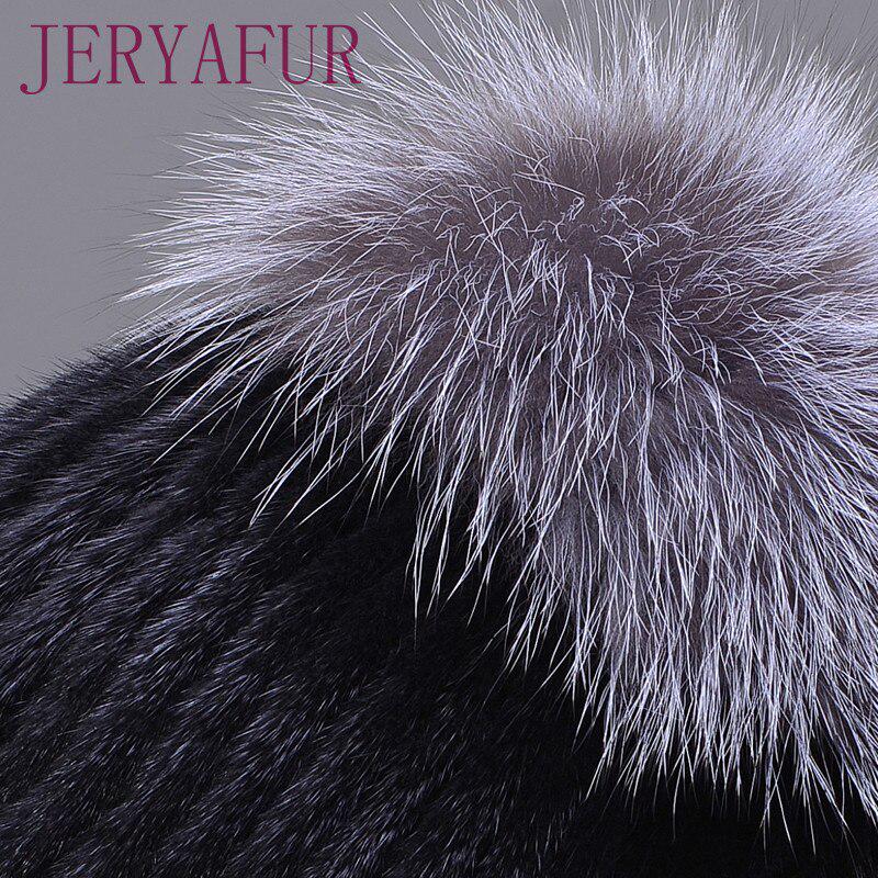 Женска вязаная шапка с помпоном из натурального меха