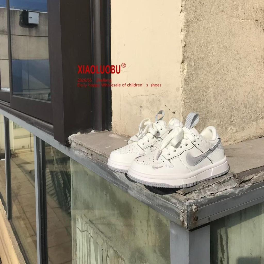 Белые спортивные туфли для детей, весна 2026: Модные, Повседневные, Универсальные Кроссовки для Мальчиков, Девочек и Совместного Ношения Родителями и Детьми.