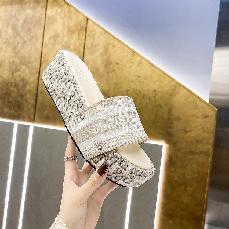 Тапочки с вышивкой из импортных товаров женские 2024 года, новые модные сандалии с толстым дном и одним иероглифом, пляжные сандалии с толстым дном для женщин, лето