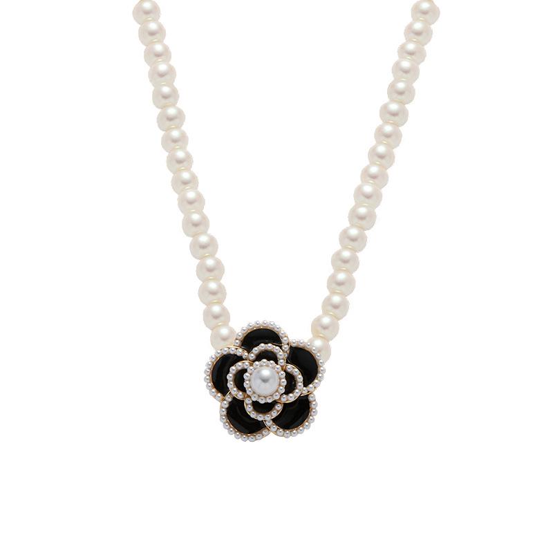 Gold-Plated French Court Pearl Flower Necklace - Retro, Simple, Versatile Fashion Clavicle Chain.