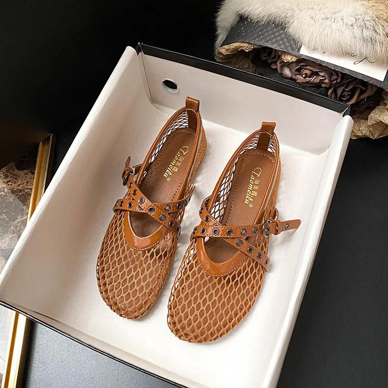 Модные дышащие балетки из сетки, женские модные балетки с дизайном заклепок и пряжки ремня, женские легкие и удобные летние повседневные кроссовки