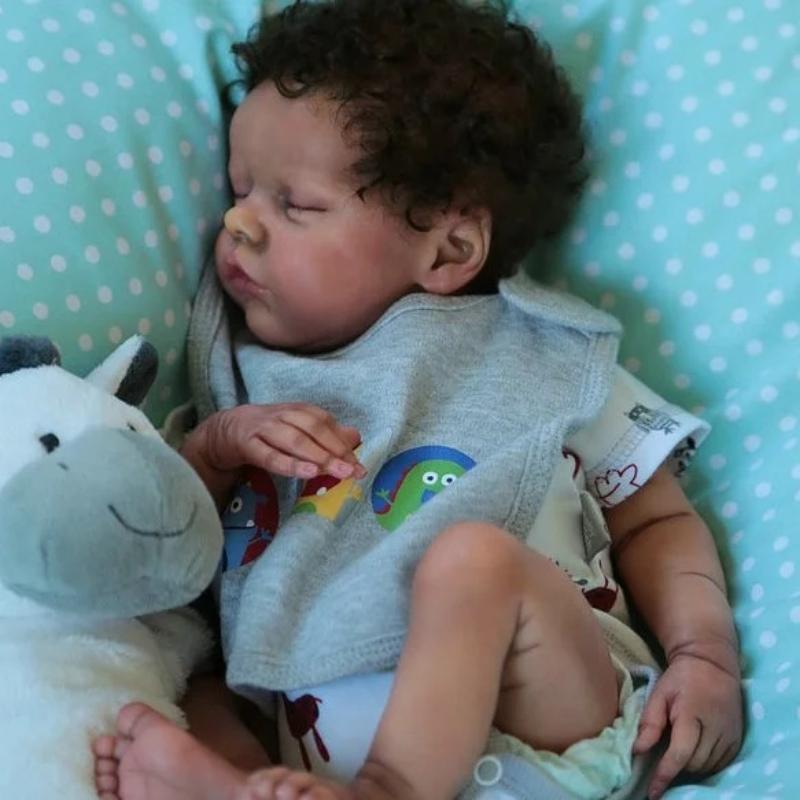 Реалистичная 46 см черная кожа Reborn Baby Doll Мягкое тканевое тело Реалистичная спящая новорожденная кукла с имплантированными короткими вьющимися волосами Живые куклы-младенцы для детей Игрушка