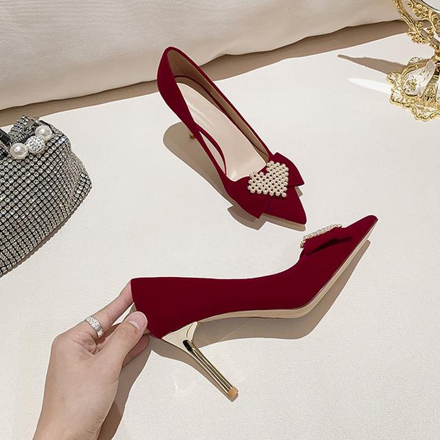 Дизайнерские атласные туфли-лодочки с жемчугом и сердцем, женские туфли на высоком каблуке-шпильке, сексуальные вечерние платья с острым носком, белые свадебные туфли для невесты