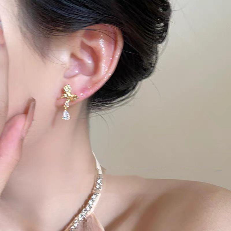 Серьги-бантики с каплями воды и бриллиантами 2025 г.: Роскошные, простые и универсальные клипсы для ушей для женщин