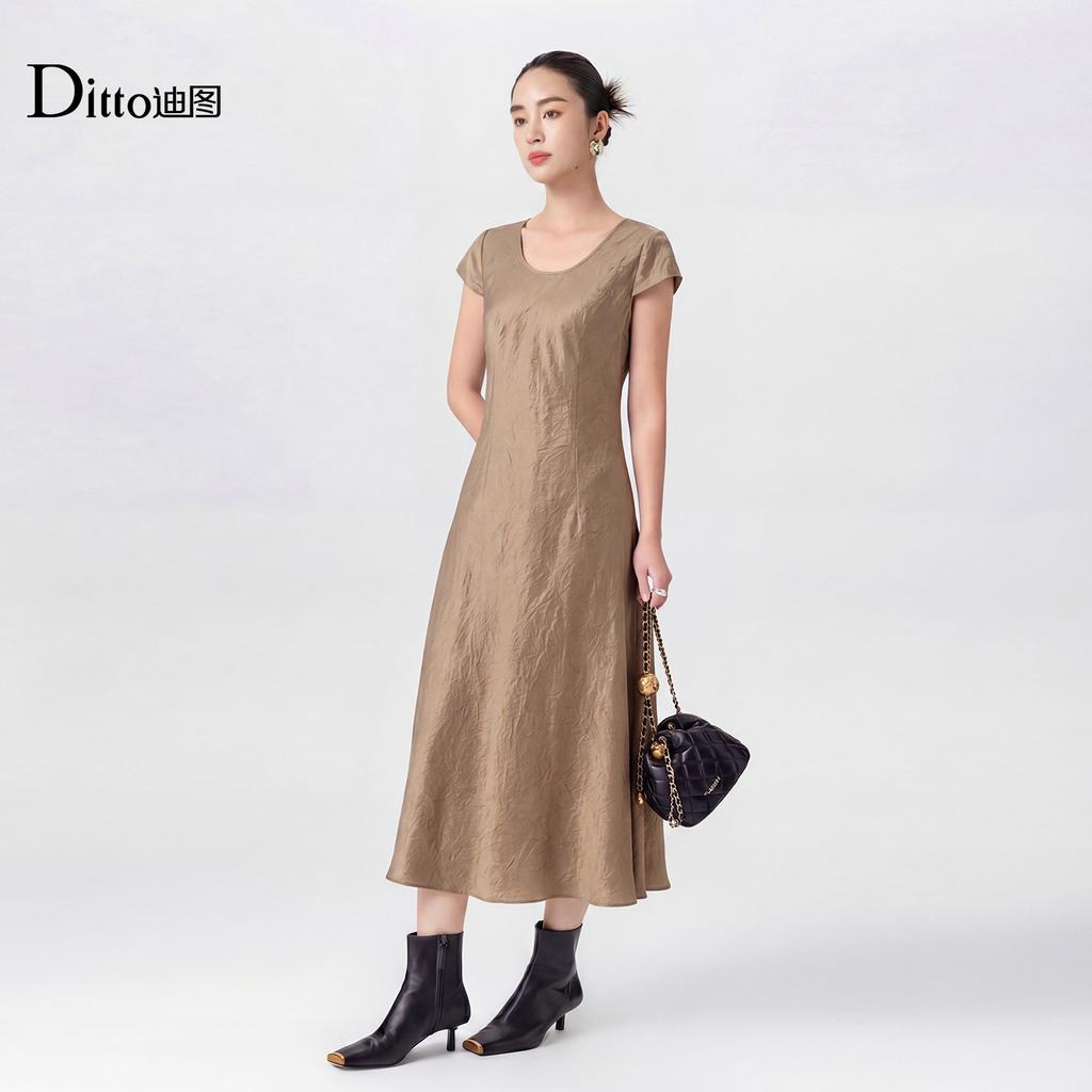 Ditto minimalist style short sleeved dress
