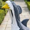 Костюм-наряд Акула-Гусь для крыльца, Милый серый с 3D-плавником, Забавный дизайн чехла-статуи для украшения гусей 23 дюйма, Патио, Двор, Сад, Газон, Улица