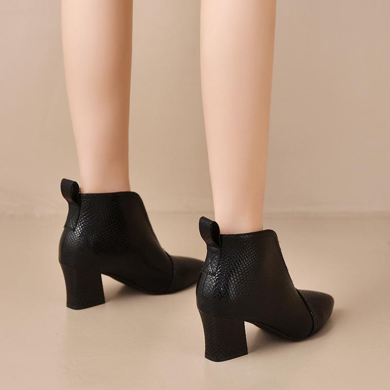 Женские ботильоны челси с острым носком и средним каблуком на осень/зиму однотонные