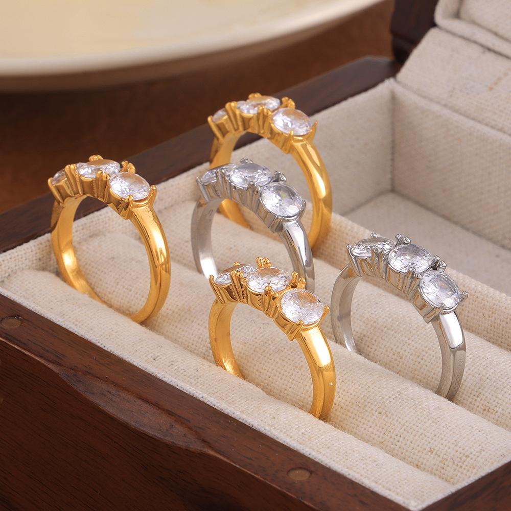 Кольцо Niche с четырьмя когтями, инкрустированное круглым цирконием, простой дизайн Niche High-End, титановая сталь, покрытая 18-каратным золотом