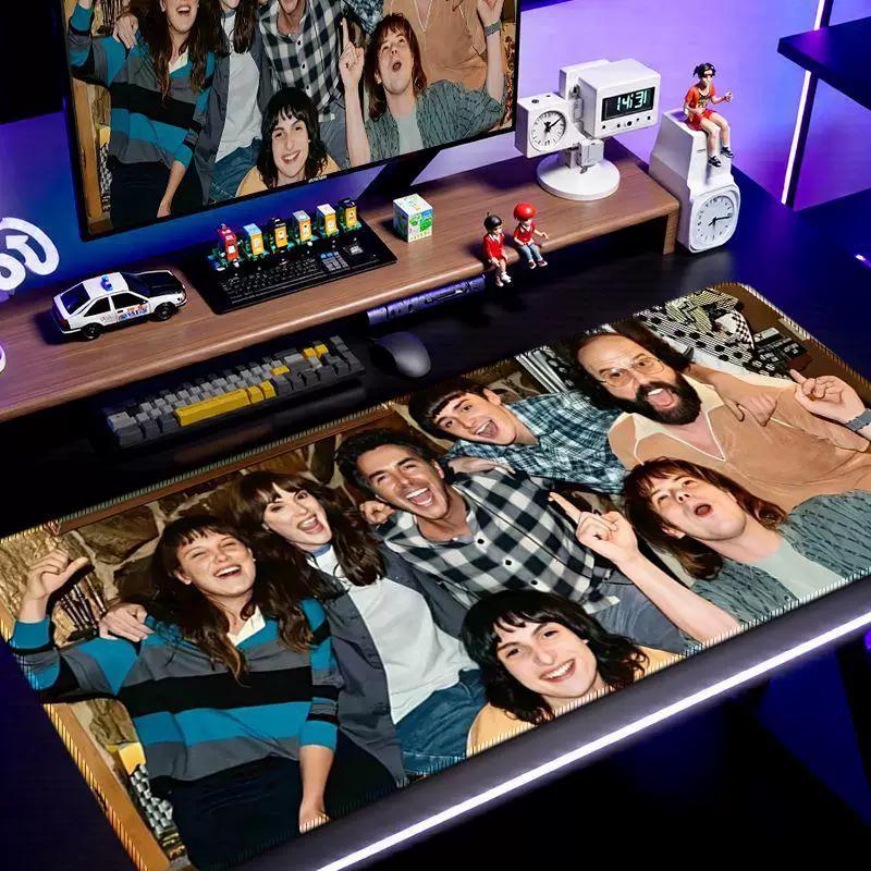 Кожаный коврик для мыши Stranger Things Маленький Большой Кадр из Фильма Настольный коврик для общежития Киберспорт Противоскользящий коврик для мыши и клавиатуры Персонализированный Креативный настольный коврик