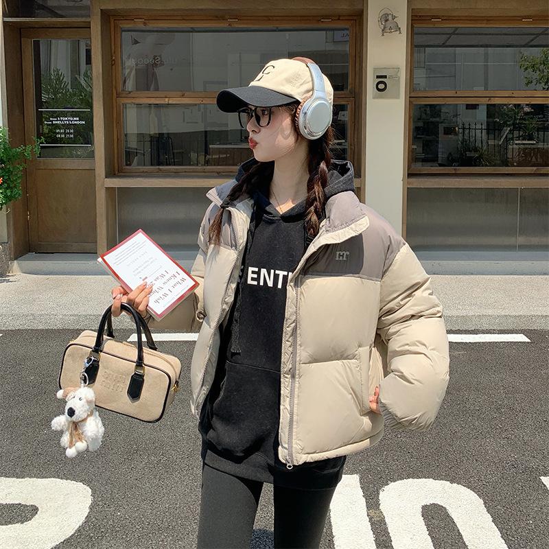 Зимняя теплая одежда Женская короткая 2025 Новая корейская одежда-хлеб Свободная цветная блочная куртка из хлопка со стойкой