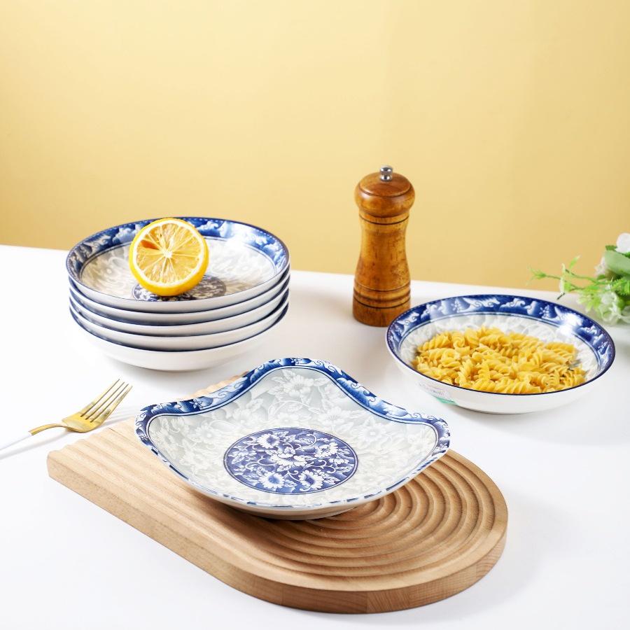 Квадратная фарфоровая тарелка «Жуи» сине-белого цвета — идеально подходит для еды, фруктов, блюд, приготовленных на пару и запеченных.
