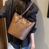 Ретро сумка женская большой вместимости 2025 новая осенне-зимняя повседневная на плечо под мышку популярная сумка-ведро для поездок в этом году
