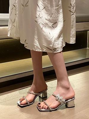 Мода Модные женские тапочки Мюли Туфли Толстые каблуки средней высоты Дизайн со стразами Летние уличные Мюли Туфли Слипоны Сексуальные серебристо-белые туфли-лодочки