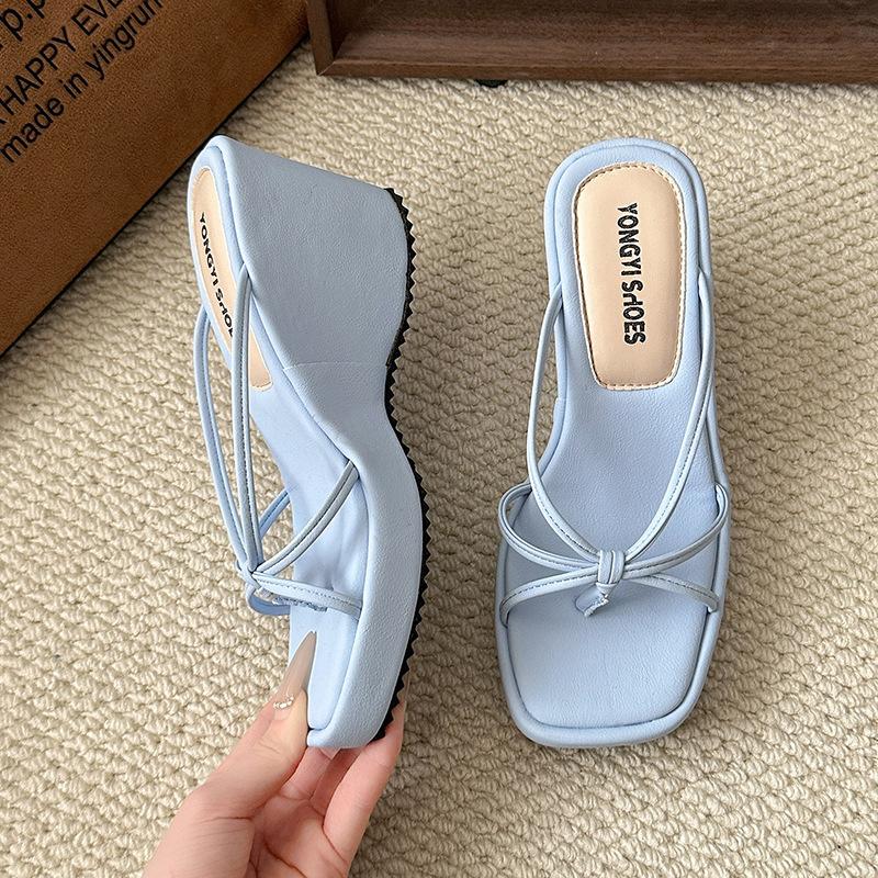 Korean version of lady wind outside wearing beach cool slippers 2025 new summer straps flat bottom with skirt Roman cool