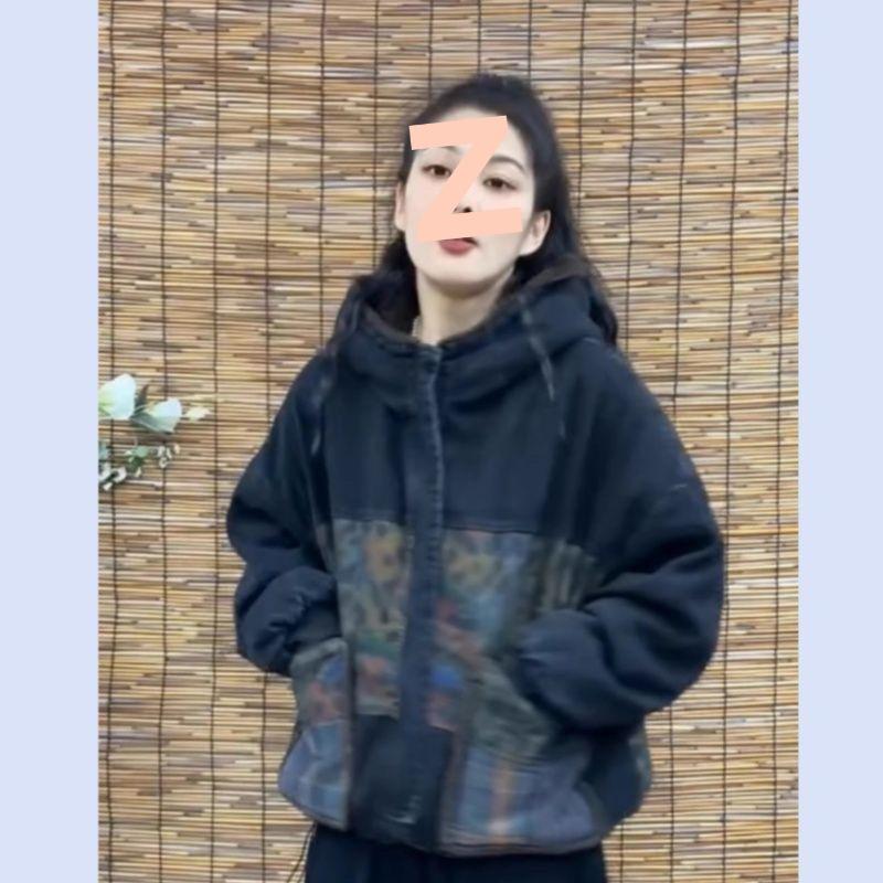 Ретро Принт Джинсовая Куртка с Капюшоном на Флисовой Подкладке – Зимнее Тепло и Приталенный Крой 2025