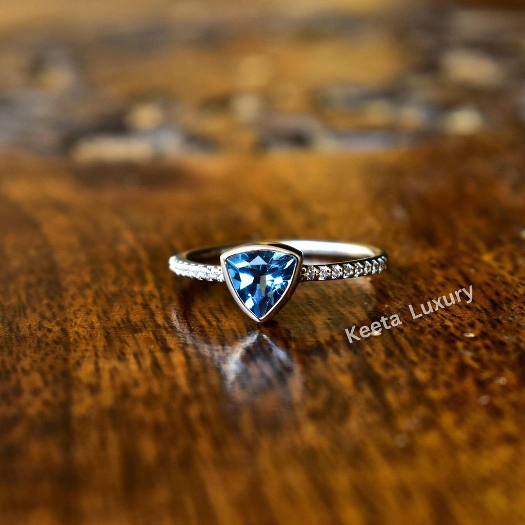 Minimalist London blue topaz ring, trillion cut blue gemstone ring, topaz dainty ring , topaz trillion cut bezel set ring , gift for her