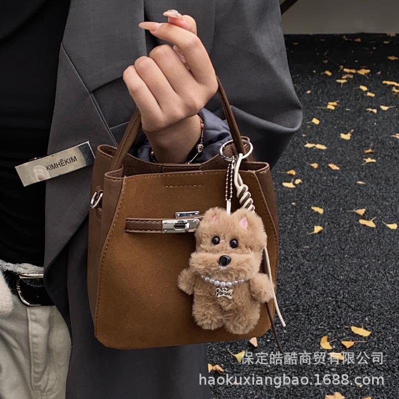 Осенне-зимняя женская портативная сумка-ведро 2025 новая универсальная модная в иностранном стиле изысканная для работы нишевого дизайна на плечо