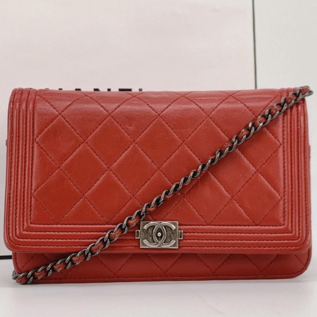 Мальчик CHANEL Кошелек на цепочке Ганметалл Сумка-клатч на плечо Кожа ягненка Красный Женский Застежка с логотипом Coco