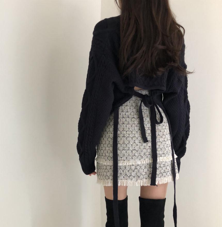 Retro V-Neck Knit Sweater with Back Tie – Stylish Autumn/Winter Women's Fashion