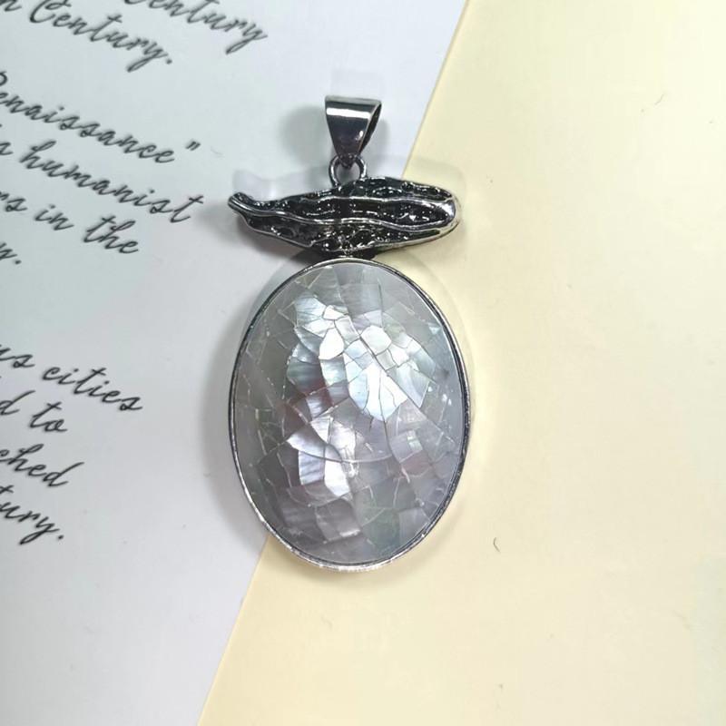 Geometric Shell Pendant Necklace With Polished Charm For Vintage Jewelry Makers