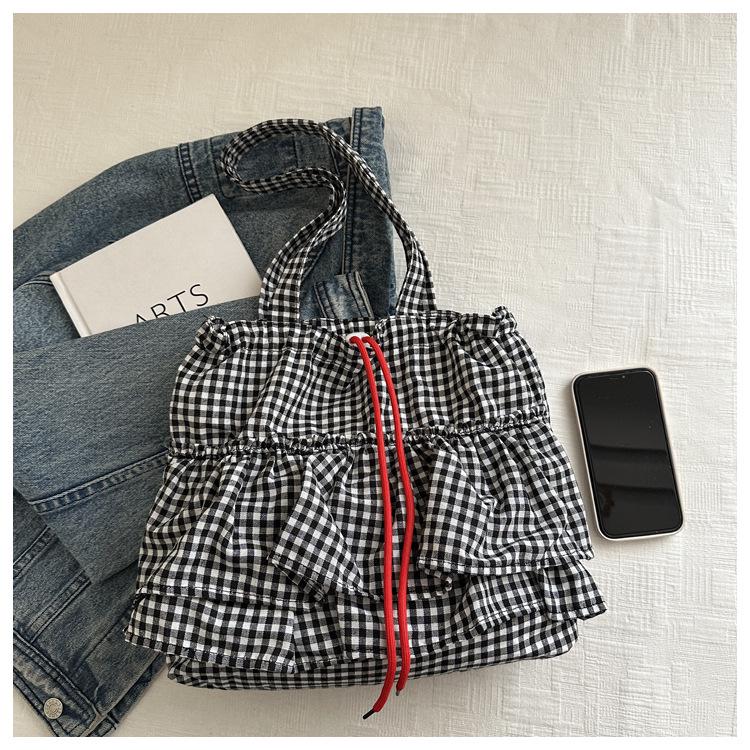 Стильная женская сумка с цветными блоками: Нишевый дизайн, большая вместимость, универсальная повседневная наплечная сумка-тоут.