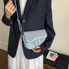 Весна и лето 2025 новая однотонная простая модная в иностранном стиле универсальная взрывная на плечо кроссбоди с высоким чувством сумка-седло