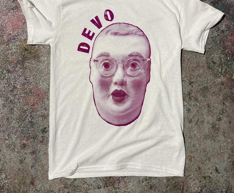 Винтажная белая унисекс футболка из плотного хлопка с принтом группы Devo для любителей музыки BL143