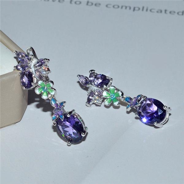 Изысканные серьги. Выполнены в виде бабочки на цветке и украшены фиолетовыми аметистами. Элегантное вечернее и свадебное украшение