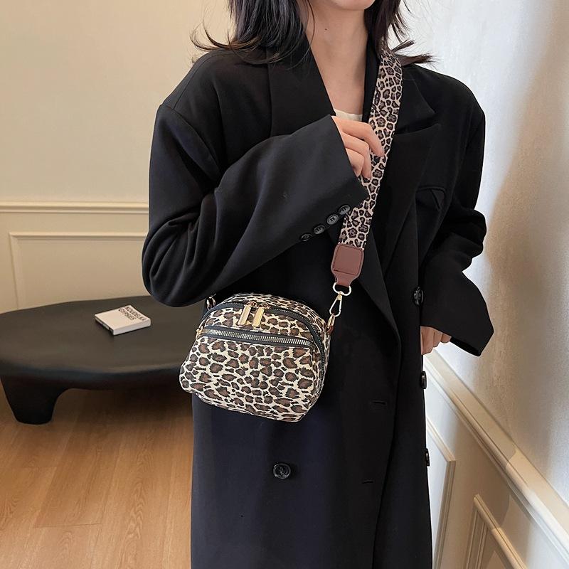 New Classic Fashion Women's Bag Leopard Print Versatile Messenger Bag Commuter Women's Bag Shoulder Bag Diagonal Span Bag Tide