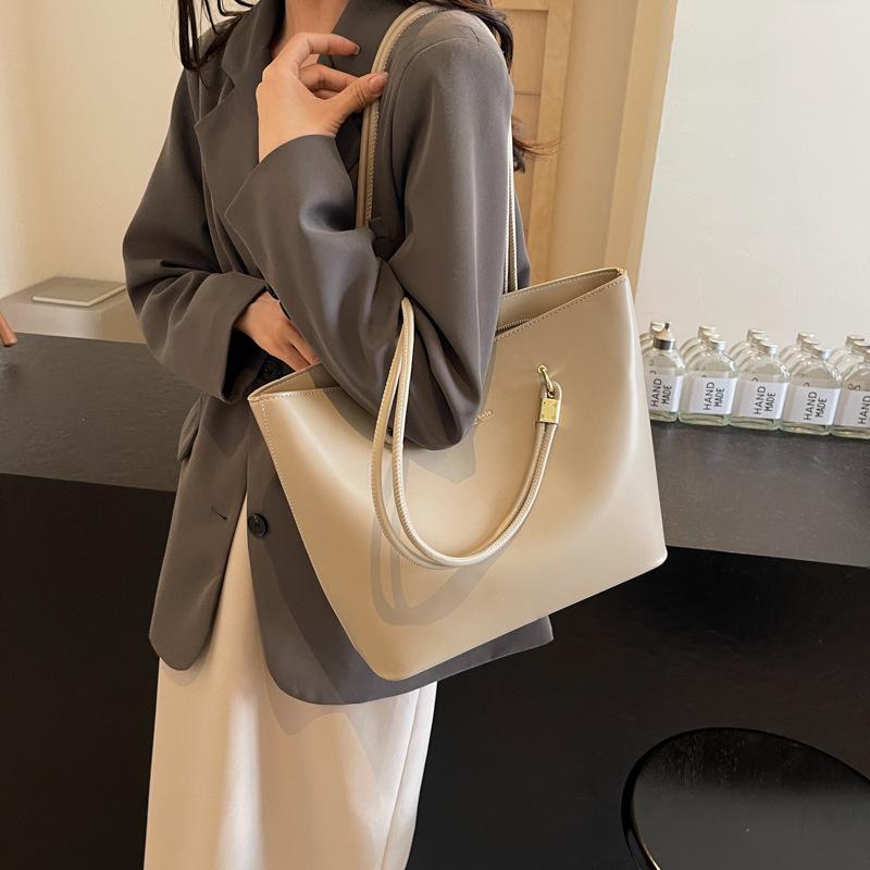 Большая сумка женская весенне-летняя новая модная простая сумка-тоут большой вместимости модная сумка через плечо для通勤