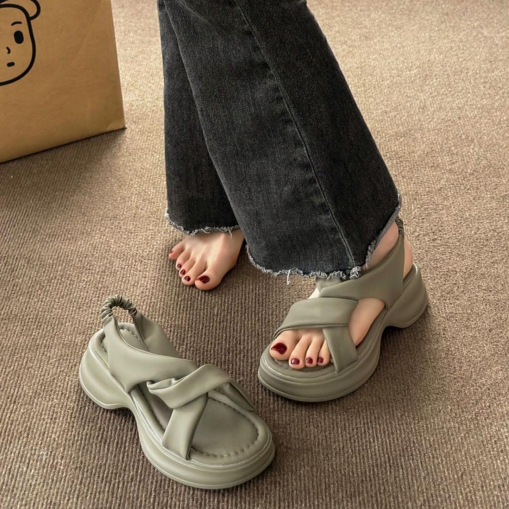 Носите пляж с прохладной повседневной обувью Muffin 2024 новые туфли женские летние римские туфли на платформе юбка чувство