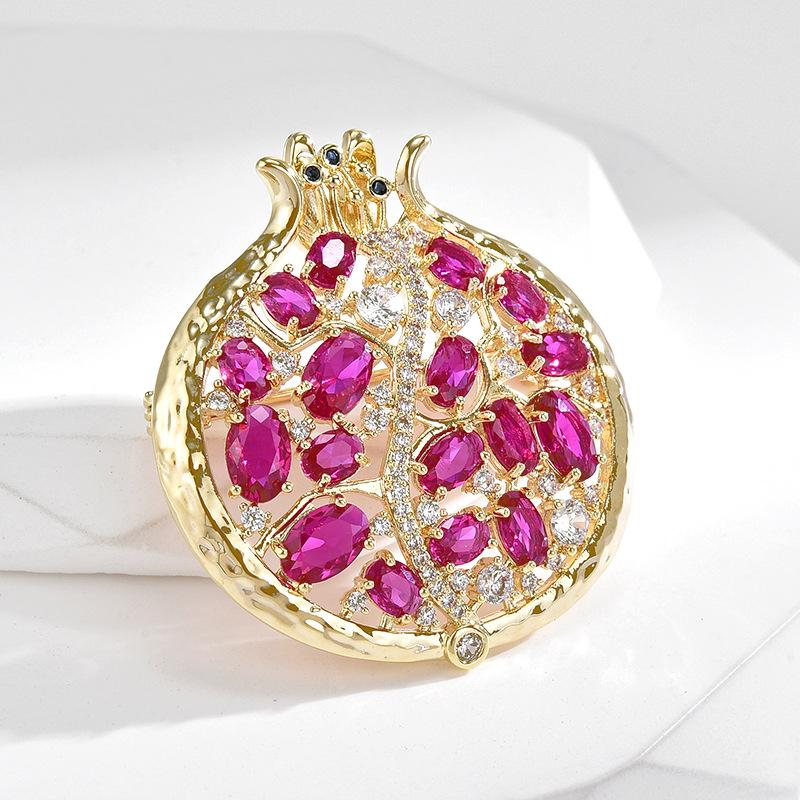 Легкая роскошная брошь с гранатом и кубическим цирконием для женщин, аксессуары, булавки, модная брошь с фруктами, элегантное украшение для одежды
