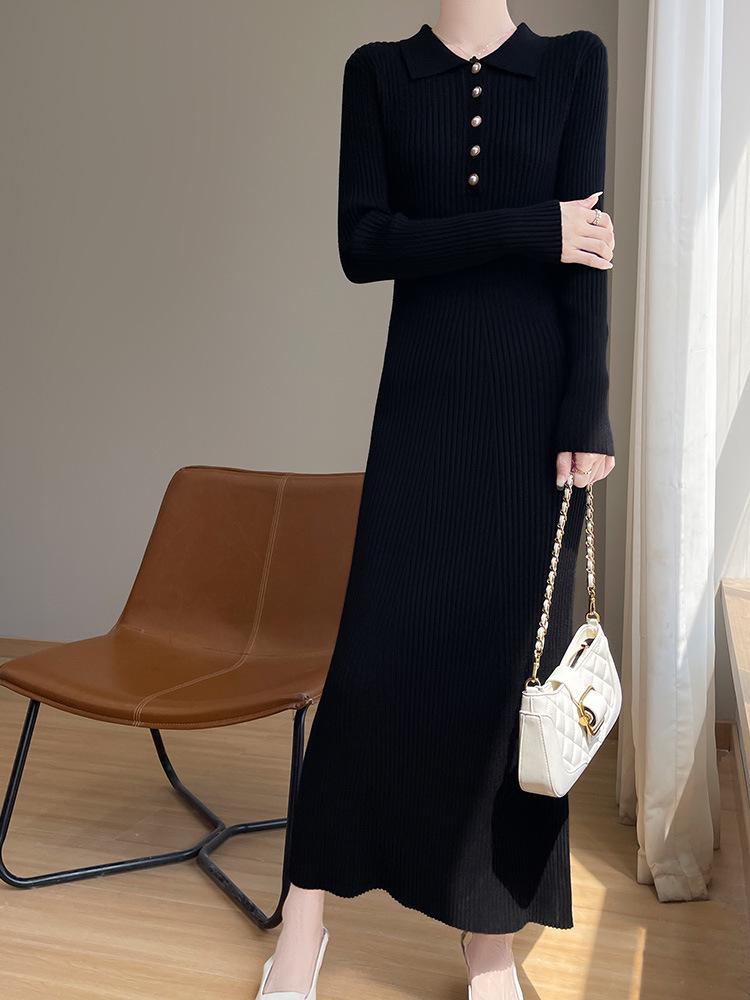 Женское очень длинное облегающее вязаное платье с воротником поло для осени и зимы