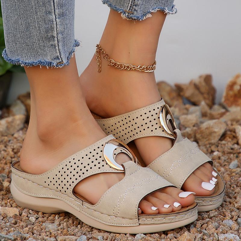 Модные металлические декоративные сандалии на танкетке, женские летние шлепанцы из искусственной кожи на платформе, женская удобная нескользящая пляжная обувь