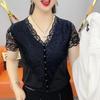 Женская летняя элегантная футболка с коротким рукавом и V-образным вырезом, кружевной вставкой и жемчужными пуговицами