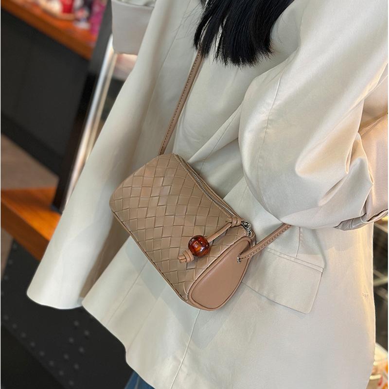 Simple small bag for women 2024 new model versatile high-end feel single shoulder crossbody bag women's woven genuine leather bag phone bag