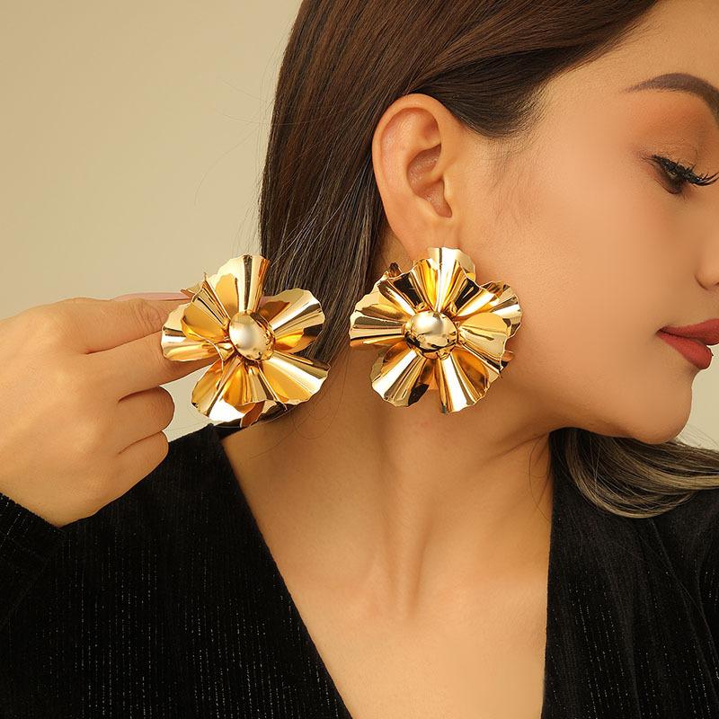 European and American exaggerated three-dimensional flower earrings light luxury heavy industry metal wind advanced sense personalized electroplating