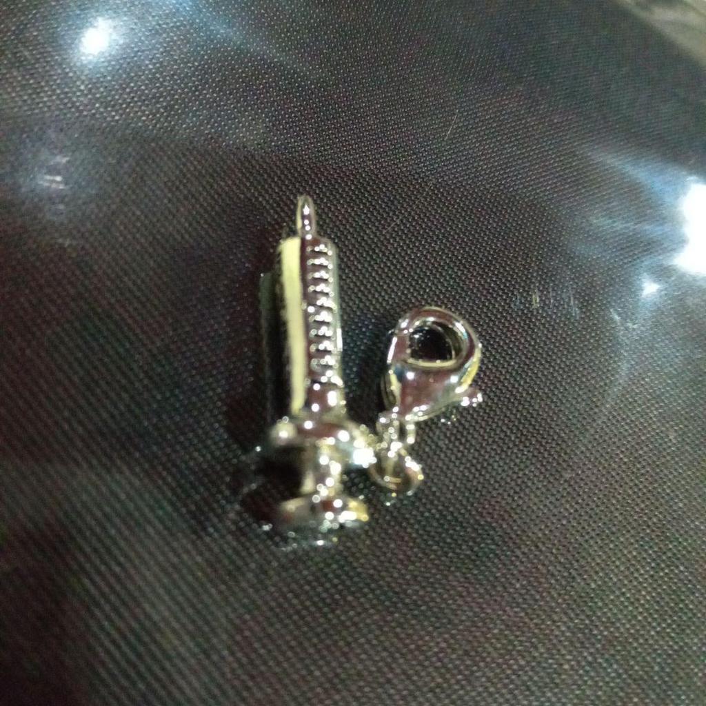 Б/у серебряный шарм Q-pot в форме шприца, примерно. 2.3cm