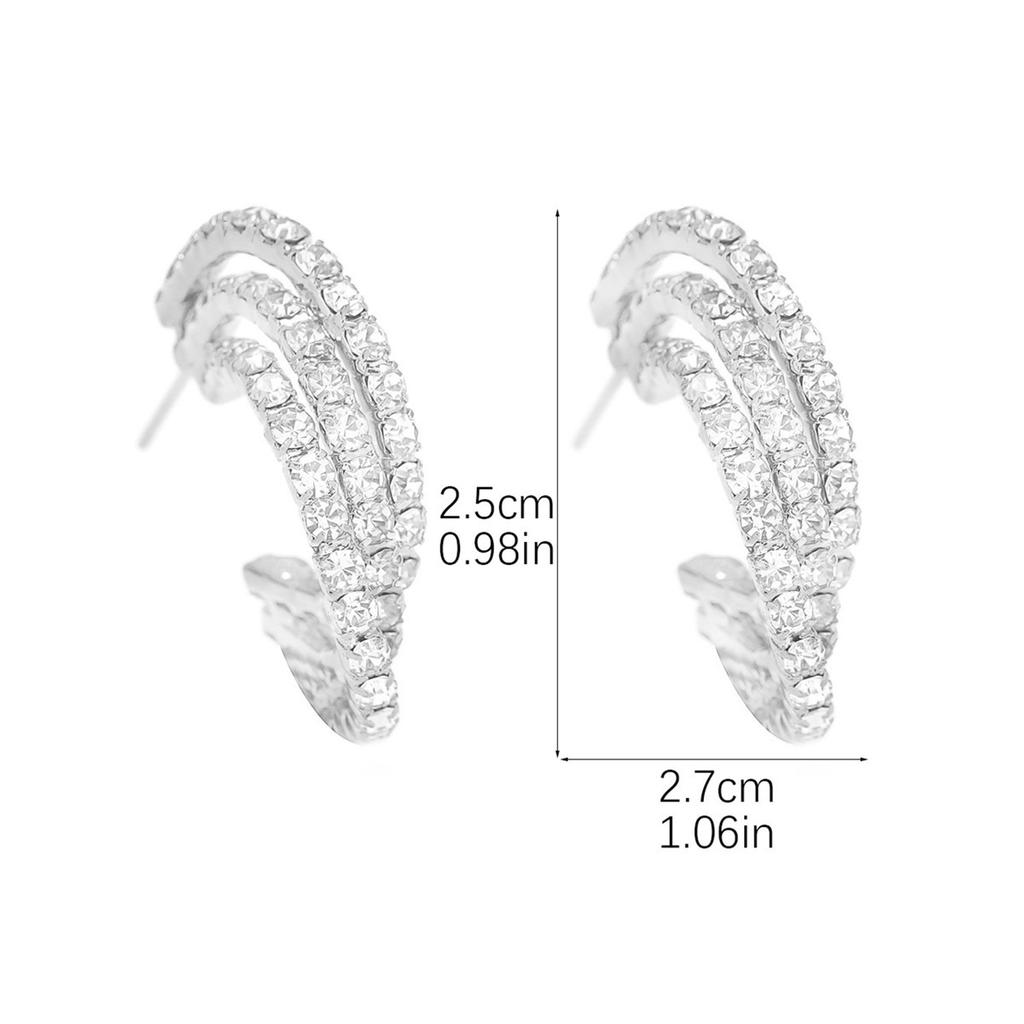 Модные серьги со стразами в форме буквы С. Маленькие серьги с блестящими бриллиантами. Элегантные трендовые серьги. Женские серьги.