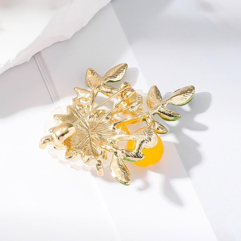 Elegant Pearls Daisy Brooch With Green Leaf Designs for Women Portable for Weddings Supplies and Special Occasions