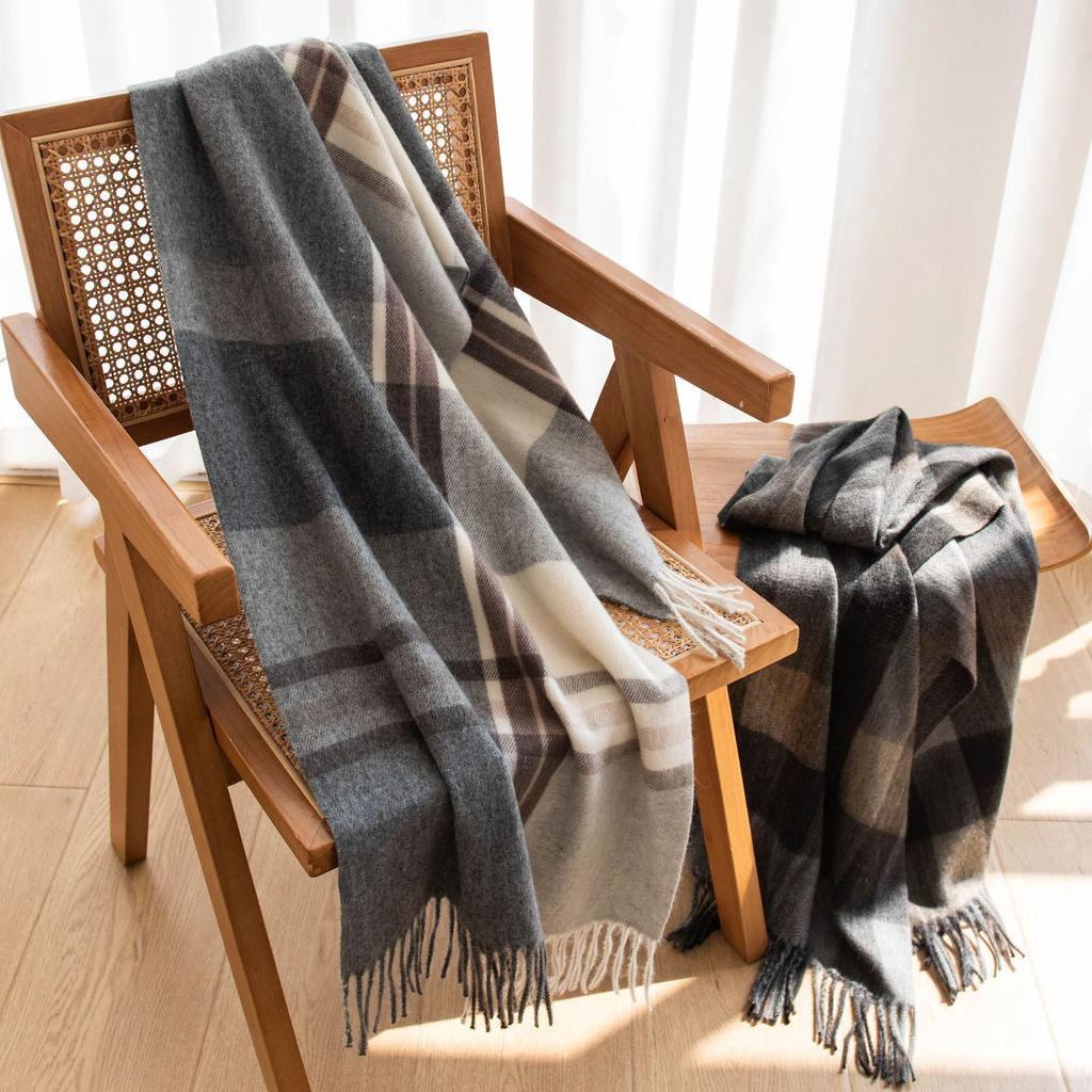 Scarf with A High-end Feel, Versatile, Thick, Autumn and Winter Check Pattern, Warm and Cozy, Soft To The Touch.