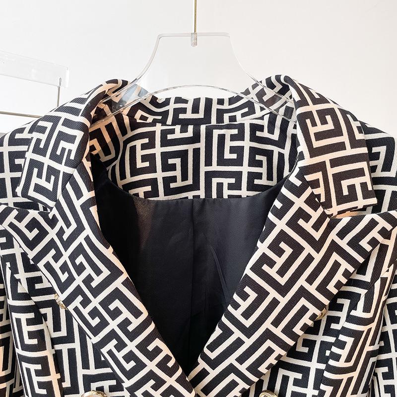 2025 European & American Celebrity Women's Slim Fit Double-Breasted Geometric Jacquard Suit Jacket with Lion Buttons.