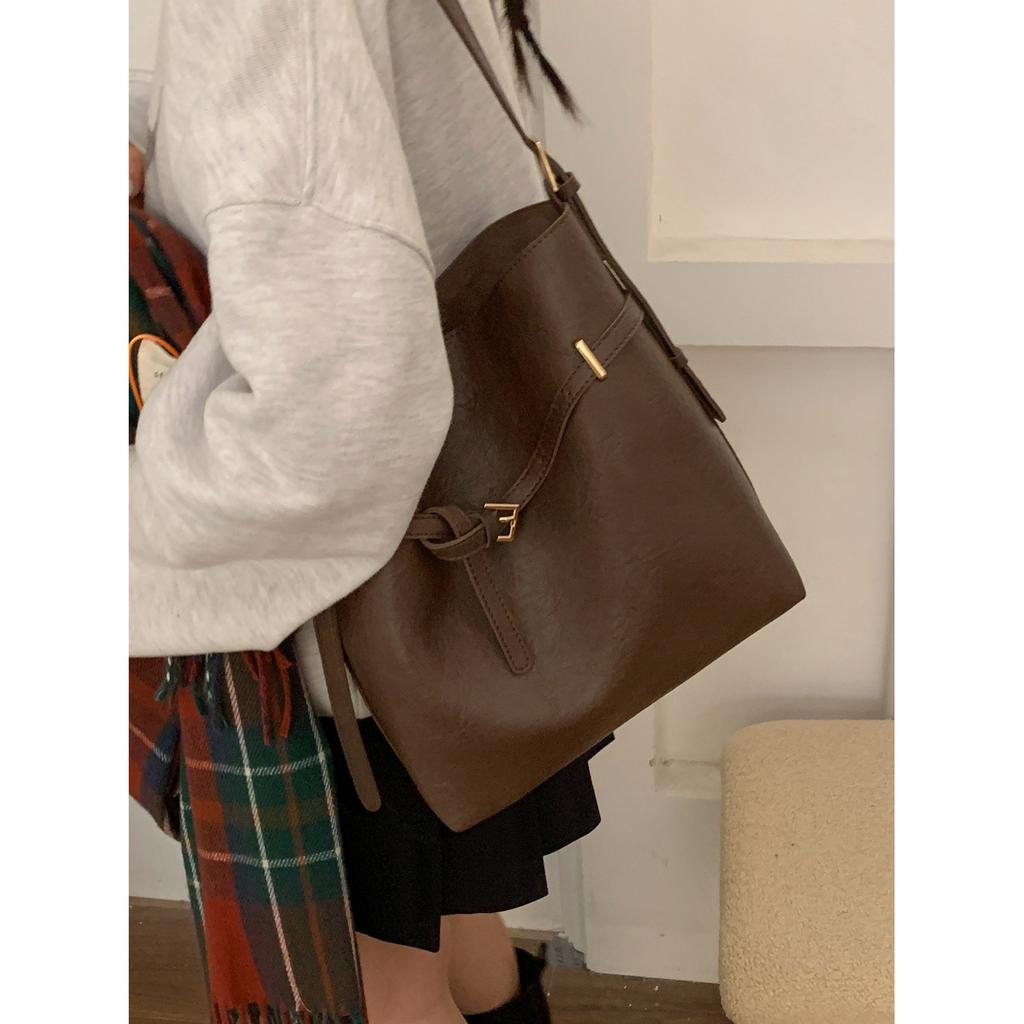 Winter retro texture large-capacity bag women's 2025 new simple bucket bag versatile shoulder messenger bag