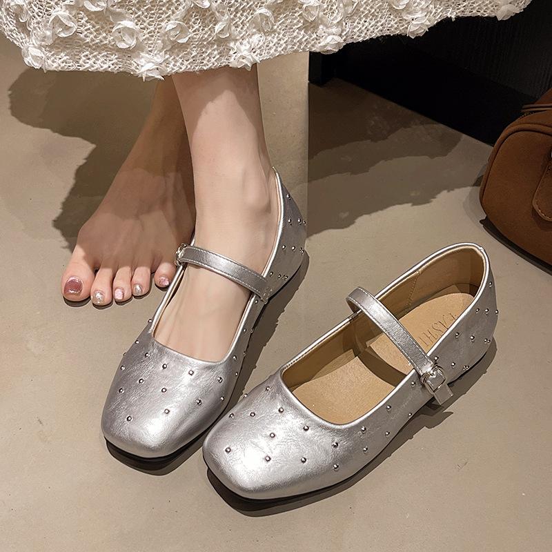 Весна 2025 года, новые корейские ретро-балетки с заклепками, квадратная головка, плоская подошва, одинарные туфли с пряжкой из одного слова, увеличивающие внутреннюю высоту, туфли Мэри Джейн