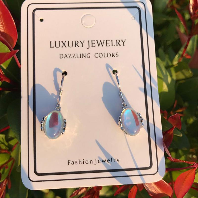 Милые и прекрасные серьги-пусеты с лунным камнем для женщин