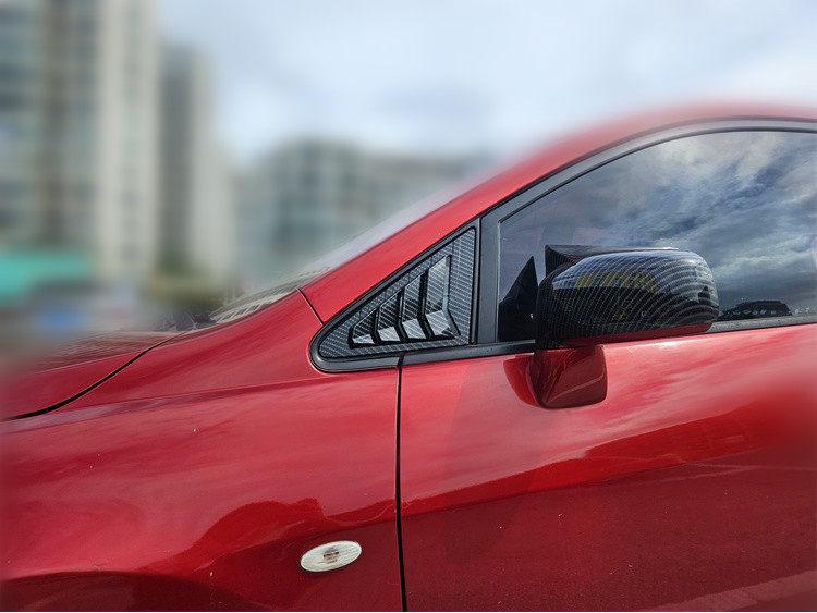 Ниссан Тиида 05-10 Передние треугольные жалюзи на окна - Внешняя модификация в стиле Mustang