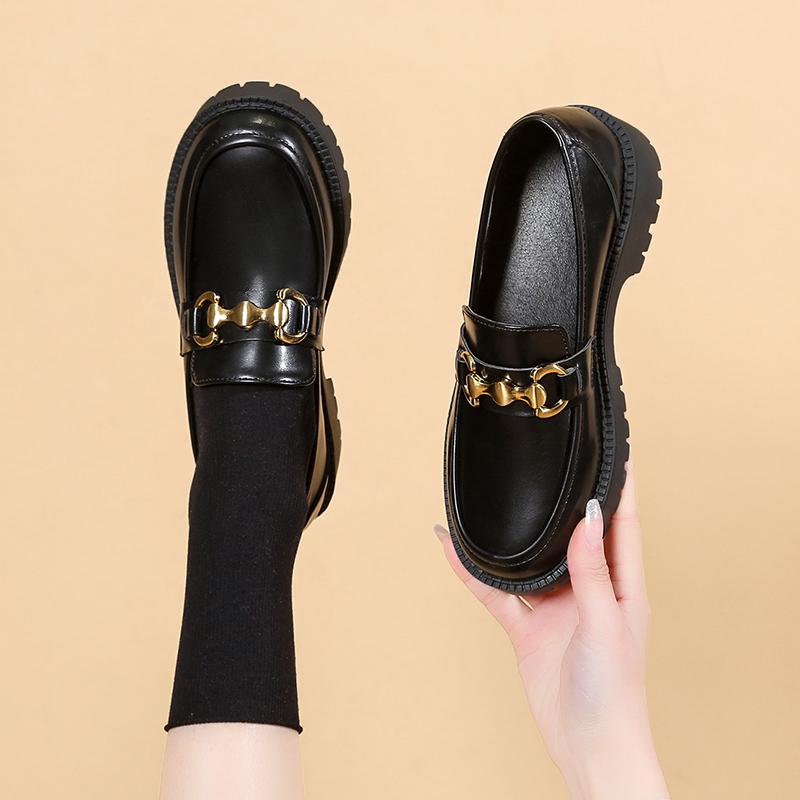 2024 Горячая Распродажа Туфли для женщин Слипоны женские Осенние туфли с круглым носком Твердые металлические украшения на платформе Средний каблук Водонепроницаемые мокасины